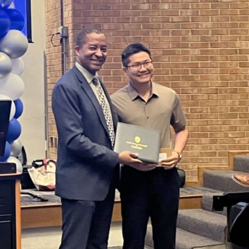 Dr. Hou receives the SSE Excellence in Teaching Award (2024)